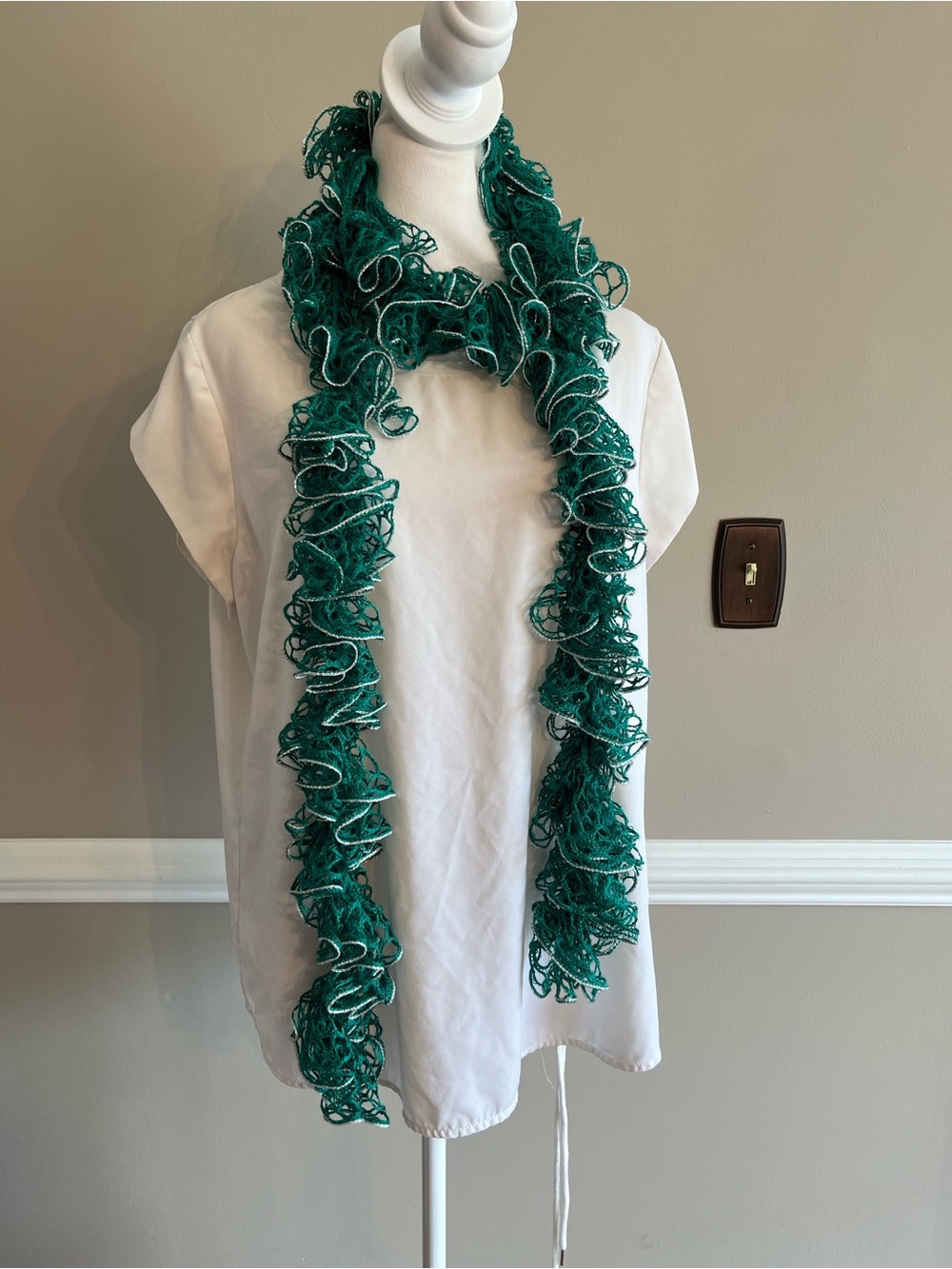 Chico's white short sleeve layering top w free green crochet scarf M